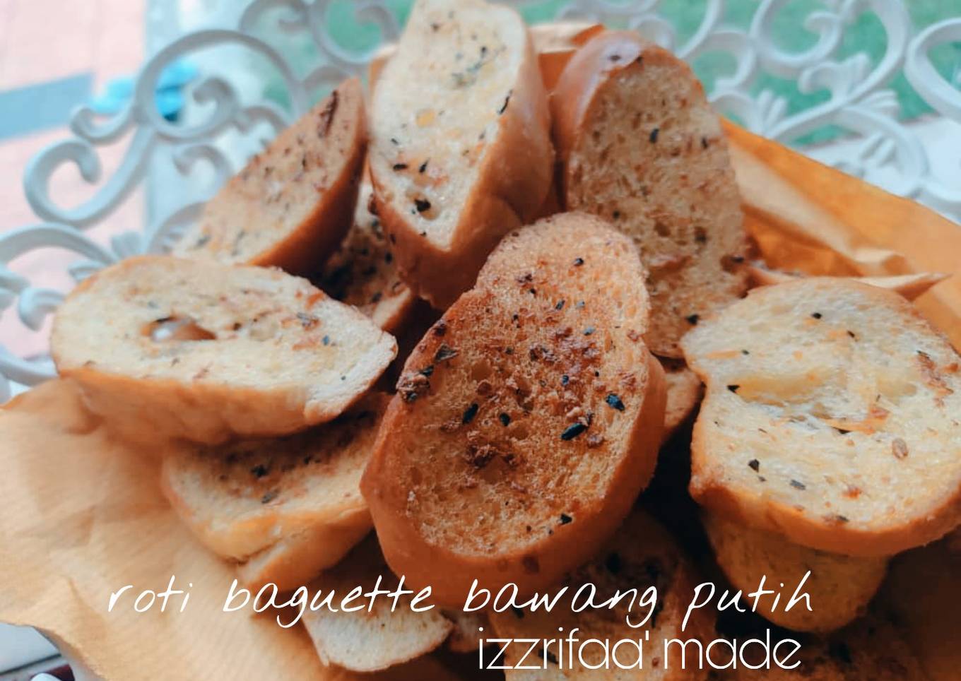 Izzrifaa 'membuat roti dengan stik bawang putih