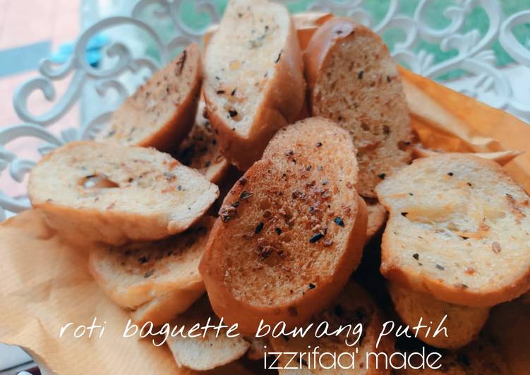 Bagaimana Menyiapkan Roti baguette bawang putih Izzrifaa&#39; made, Enak