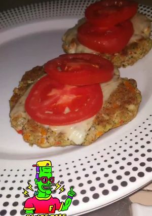 Una foto de Hamburguesas de pollo y brócoli con vegetales✨
