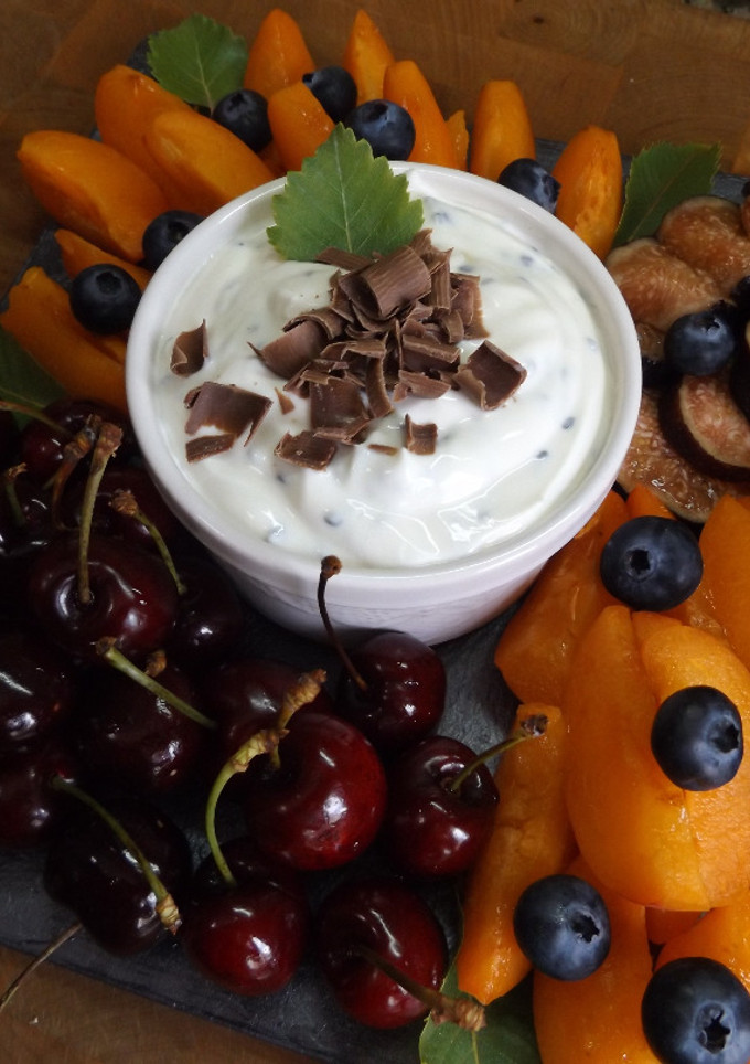 Una foto de Fruta de temporada con crema suave de sésamo negro y chocolate