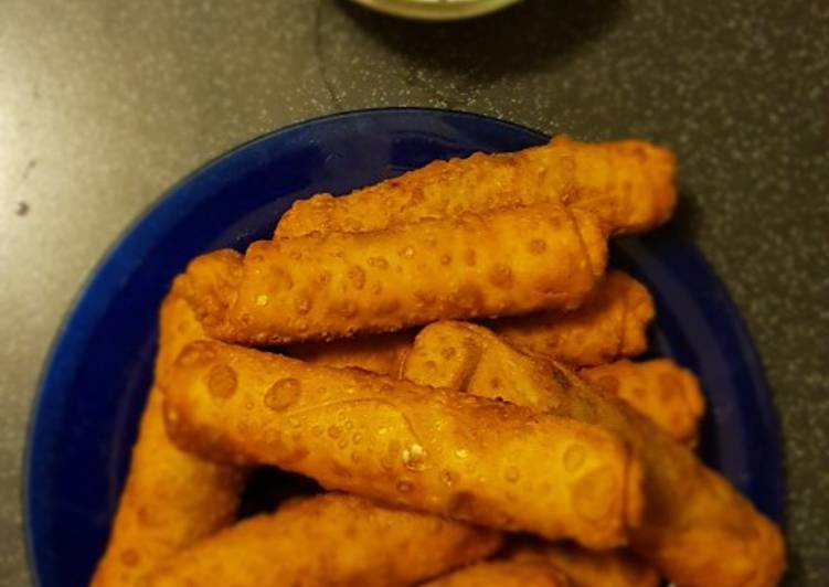 سمبوسة محشيه لحم مع صوص التغميس