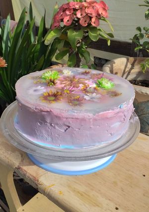 Una foto de Pastel encapsulado de flores