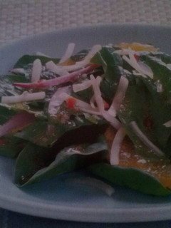 Una foto de Ensalada de espinaca y naranja