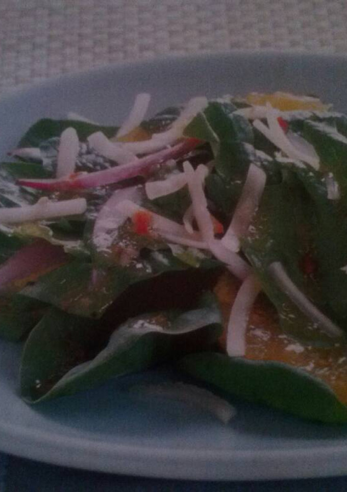 Una foto de Ensalada de espinaca y naranja