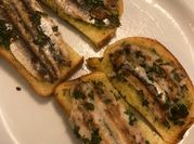 Una foto di bruschetta con acciughe