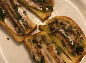 Foto di Bruschette di alici marinate con le erbe aromatiche