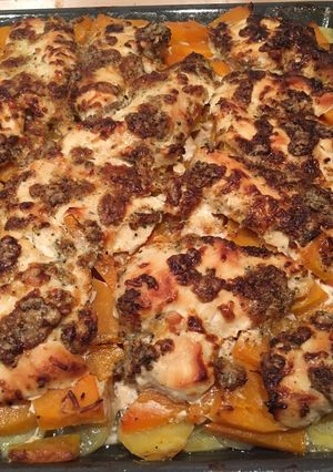Joghurtos-kéksajtos csirkemell, krumpli és sütőtök ágyon, diétásan recept fotója