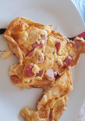 Una foto de Omeletes con salchicha y queso