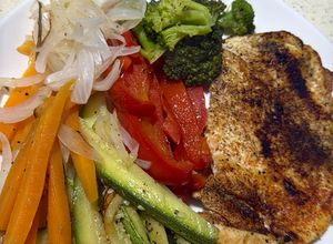 Una foto de Verduras Salteadas con Filete de Pollo