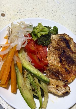 Una foto de Verduras Salteadas con Filete de Pollo