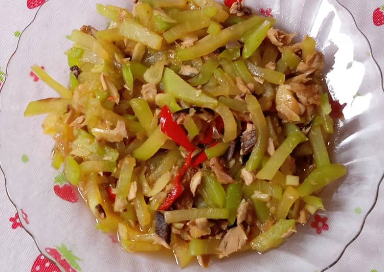 Resep Tumis labu Siam ikan tongkol oleh Maria Ulfa Arifin Dvm - Cookpad