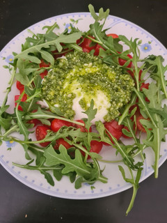 Una foto de Burrata al pesto