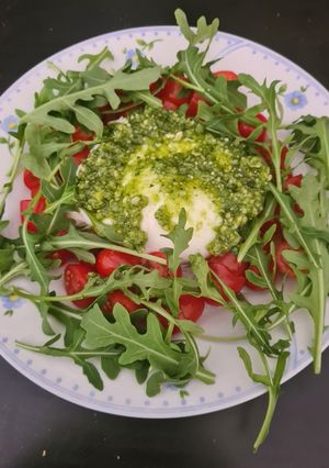 Una foto de Burrata al pesto