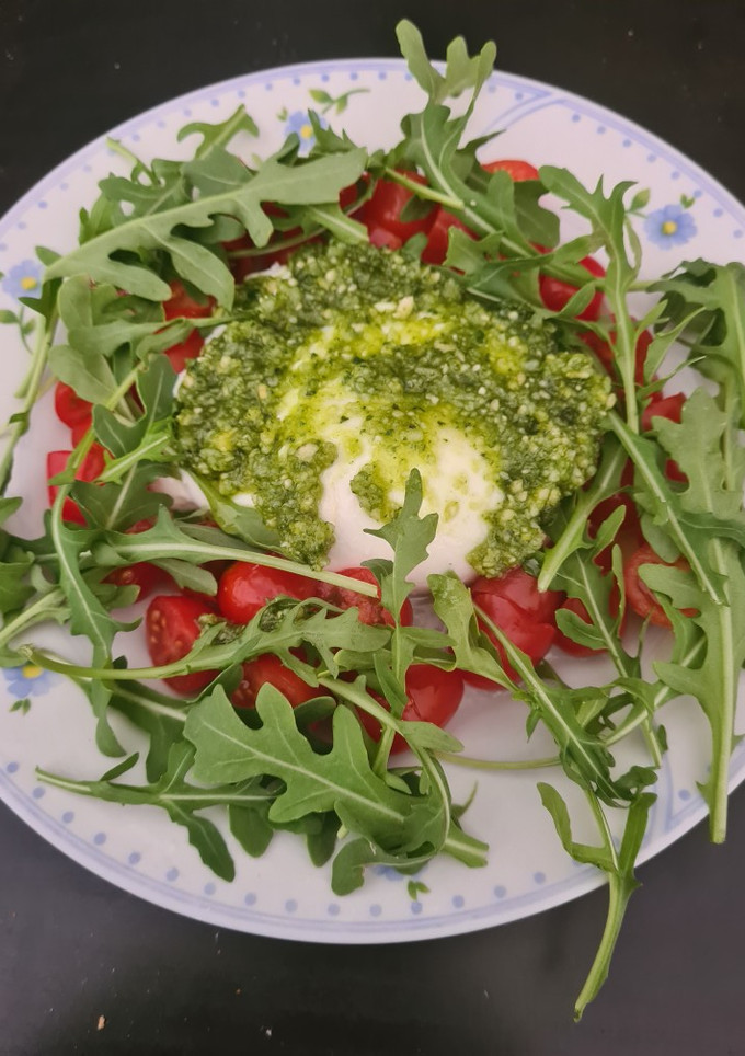 Una foto de Burrata al pesto