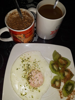 Una foto de Huevo "frito" y avena para un buen desayuno