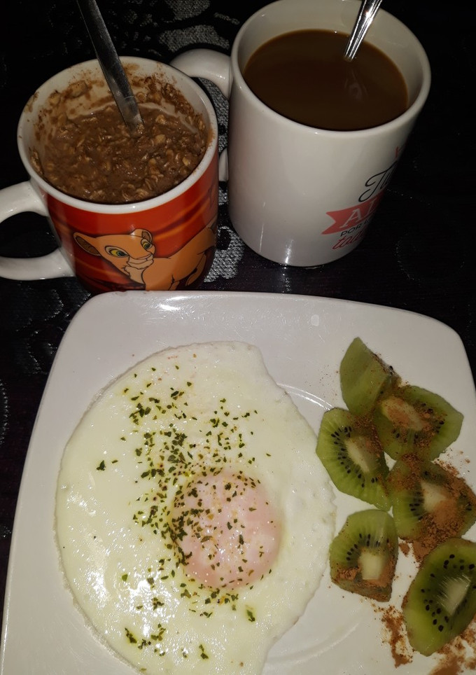 Una foto de Huevo "frito" y avena para un buen desayuno
