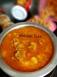 आलू-बड़ी-टमाटर की सब्जी (aloo bari tamatar ki sabzi recipe in Hindi) रेसिपी मुख्य फोटो