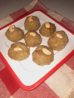 लौकी के लड्डू(lauki ke laddu recipe in hindi) रेसिपी मुख्य फोटो