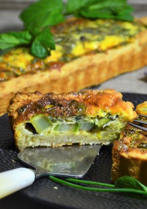 Une photo de Tarte de printemps aux asperges vertes, oseille et herbes du jardin