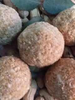 गुड़ तिल और मेवे के लड्डू (Gur til aur meve ke ladoo recipe in hindi) रेसिपी मुख्य फोटो