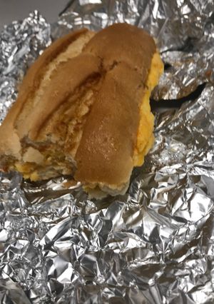 Una foto de Bocata de tortilla francesa con queso