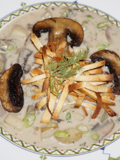 Una foto de CREMA DE CHAMPIÑONES CREMINI CON PAPAS Y ENELDO. JON STYLE