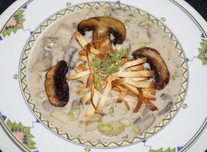 Una foto de CREMA DE CHAMPIÑONES CREMINI CON PAPAS Y ENELDO. JON STYLE