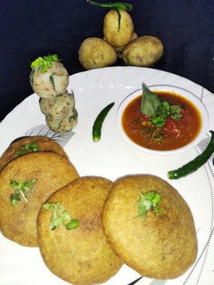 चटपटी आलू की कचौड़ी (chatpate aloo ki kachodi recipe in Hindi) रेसिपी मुख्य फोटो
