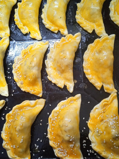 Una foto de Empanadas de carne con pasas de uva, aceitunas y sésamo por arriba🌿🐞✨😍💛🌿🐞✨😍💛🌿🐞🍄💐🎊🎀
