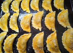 Una foto de Empanadas de carne con pasas de uva, aceitunas y sésamo por arriba🌿🐞✨😍💛🌿🐞✨😍💛🌿🐞🍄💐🎊🎀
