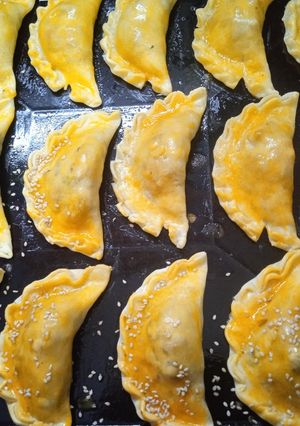 Una foto de Empanadas de carne con pasas de uva, aceitunas y sésamo por arriba🌿🐞✨😍💛🌿🐞✨😍💛🌿🐞🍄💐🎊🎀