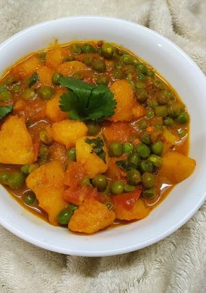 A picture of Potato Peas Curry or Aloo Matar.