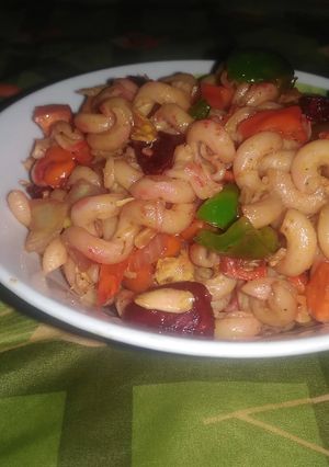 Soyayyar makaroni da kayan lambu ainihin hoton girkin