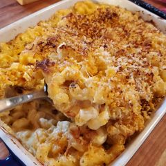 A picture of Mac & Cheese.