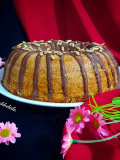 عکسی از دستور کیک کدوحلوایی با تزیین گاناش شکلاتی