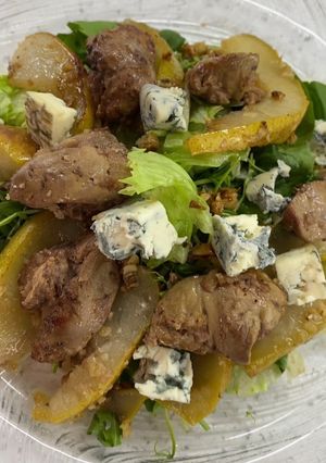 Фото Салат з карамелізованою грушею і курячою печінкою.