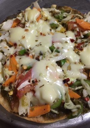 રોટલી પીઝા (Rotli Pizza Recipe In Gujarati) રેસીપી મુખ્ય ફોટો