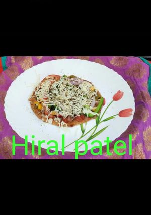 ભાખરી પીઝા (Bhakhri Pizza Recipe In Gujarati) રેસીપી મુખ્ય ફોટો