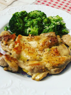 Una foto de Muslo de pollo a la plancha con guarnición de brócoli salteado