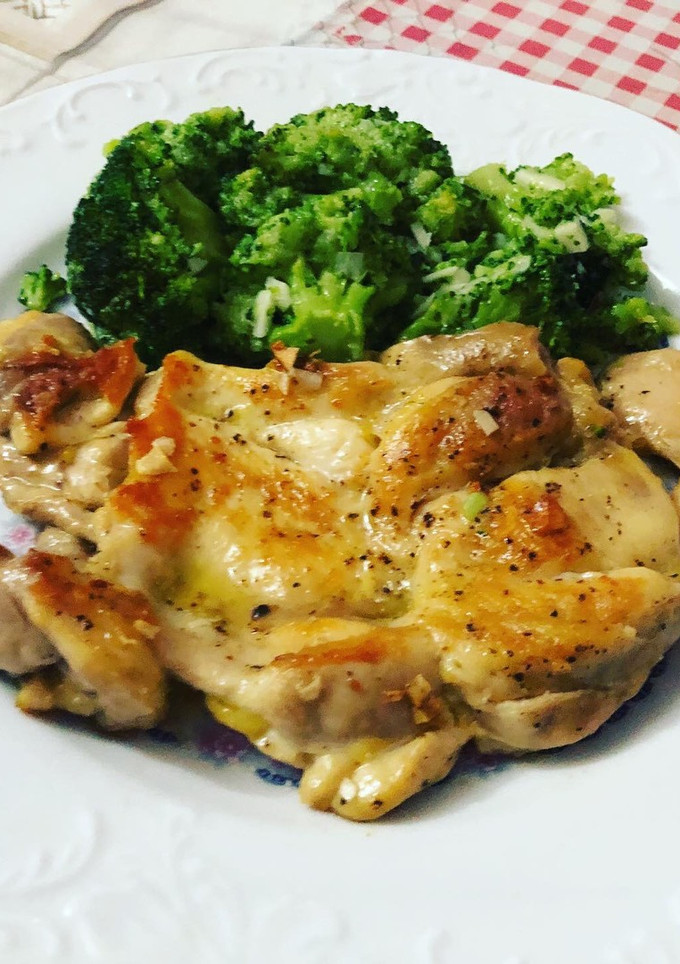 Una foto de Muslo de pollo a la plancha con guarnición de brócoli salteado