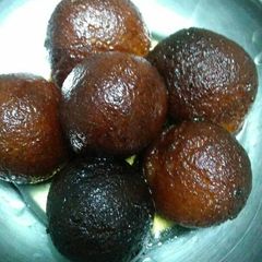 A picture of Gulab jaamun.