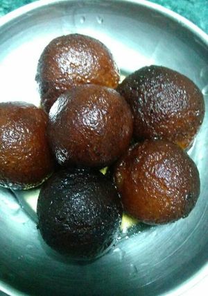 A picture of Gulab jaamun.