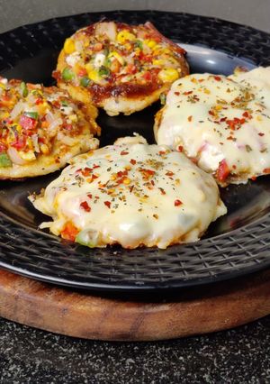 तवा पिज़्ज़ा पके हुए चावल से (tawa pizza pake huye chawal se recipe in Hindi) रेसिपी मुख्य फोटो