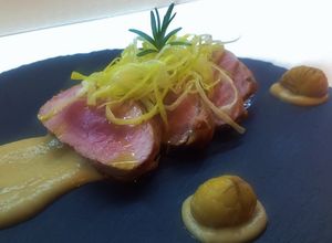 Foto di Filetto di maiale con crema di castagne e porro fritto