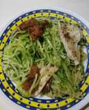 Lubina al vapor con tomate y spaghetti de calabacín