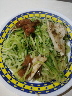 Una foto de Lubina al vapor con tomate y spaghetti de calabacín
