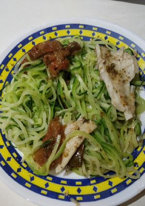 Una foto de Lubina al vapor con tomate y spaghetti de calabacín