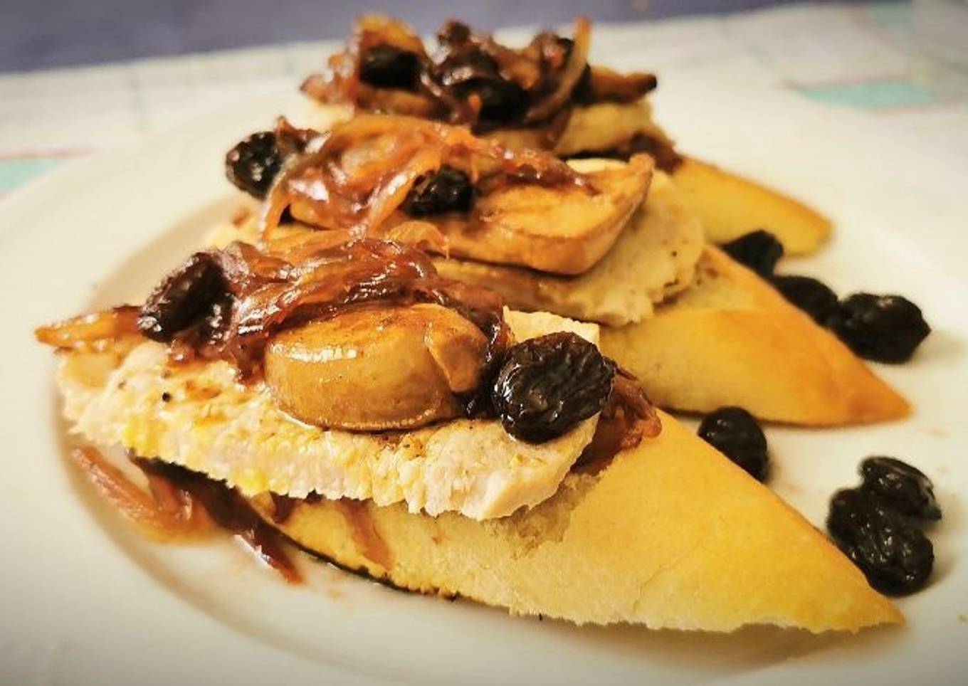 Pincho de lomo con Foie y salsa de pasas y cebolla al Oporto