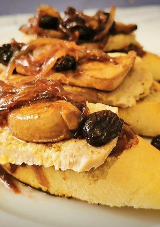 Una foto de Pincho de lomo con Foie y salsa de pasas y cebolla al Oporto