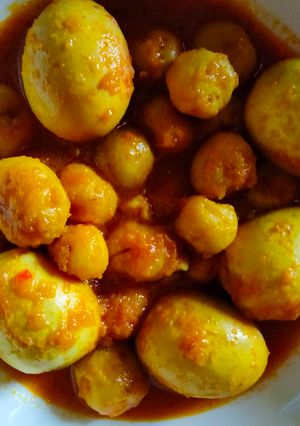 ছোটো আলু দিয়ে ডিম রান্না রেসিপির প্রধান ছবি